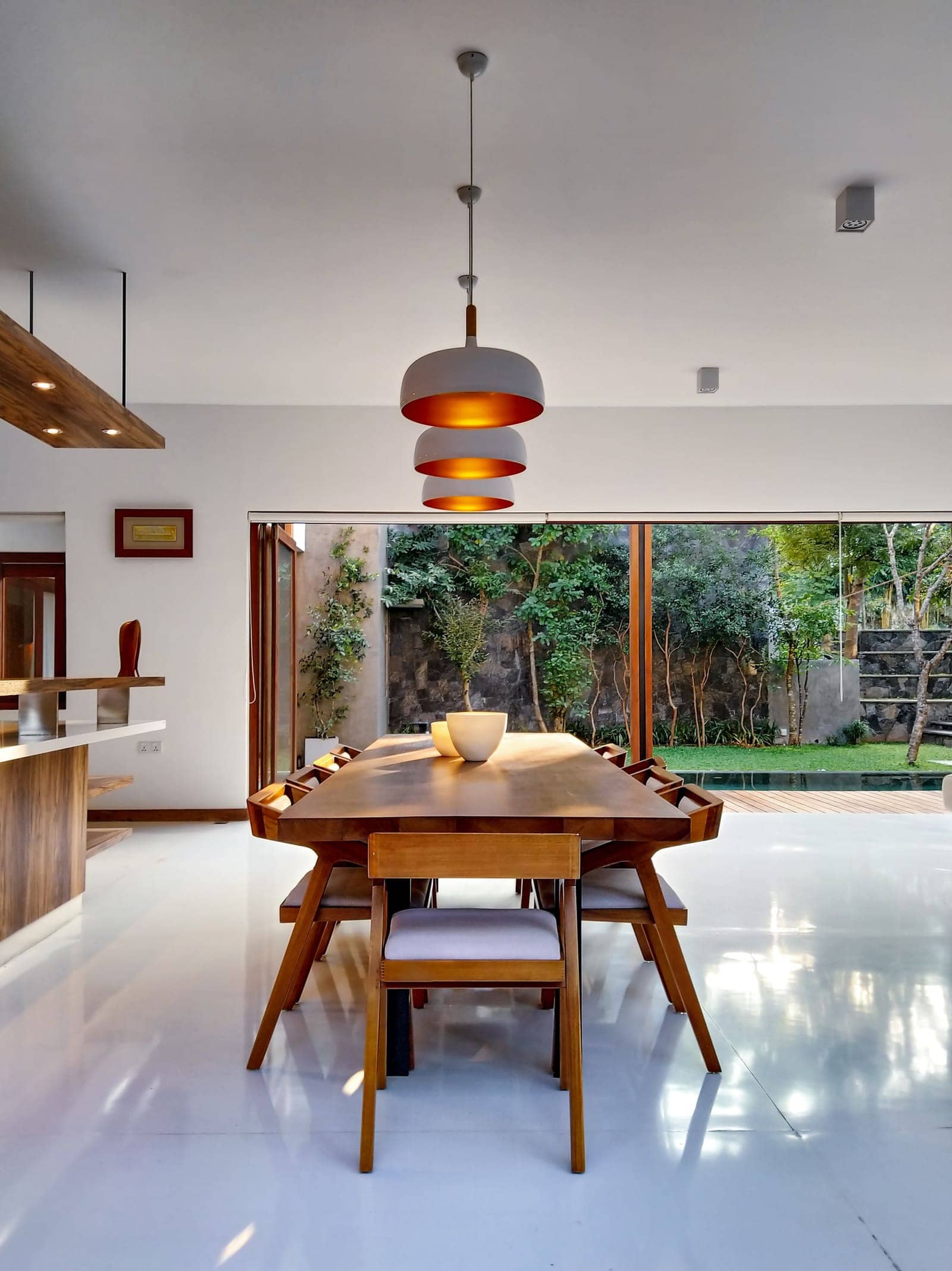 Dining room with a colourful pendant lamp